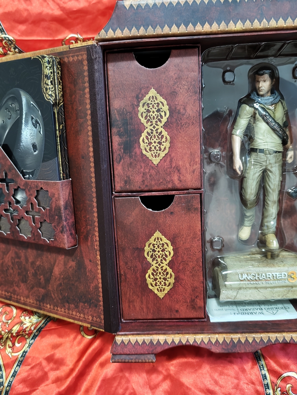 Uncharted 3 Collectors Box Edition, Only Has Steelcase, Game And Figurine